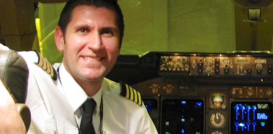 Ramón Carballo, alumno de la 4ª promoción suelto de comandante en el 747-400
